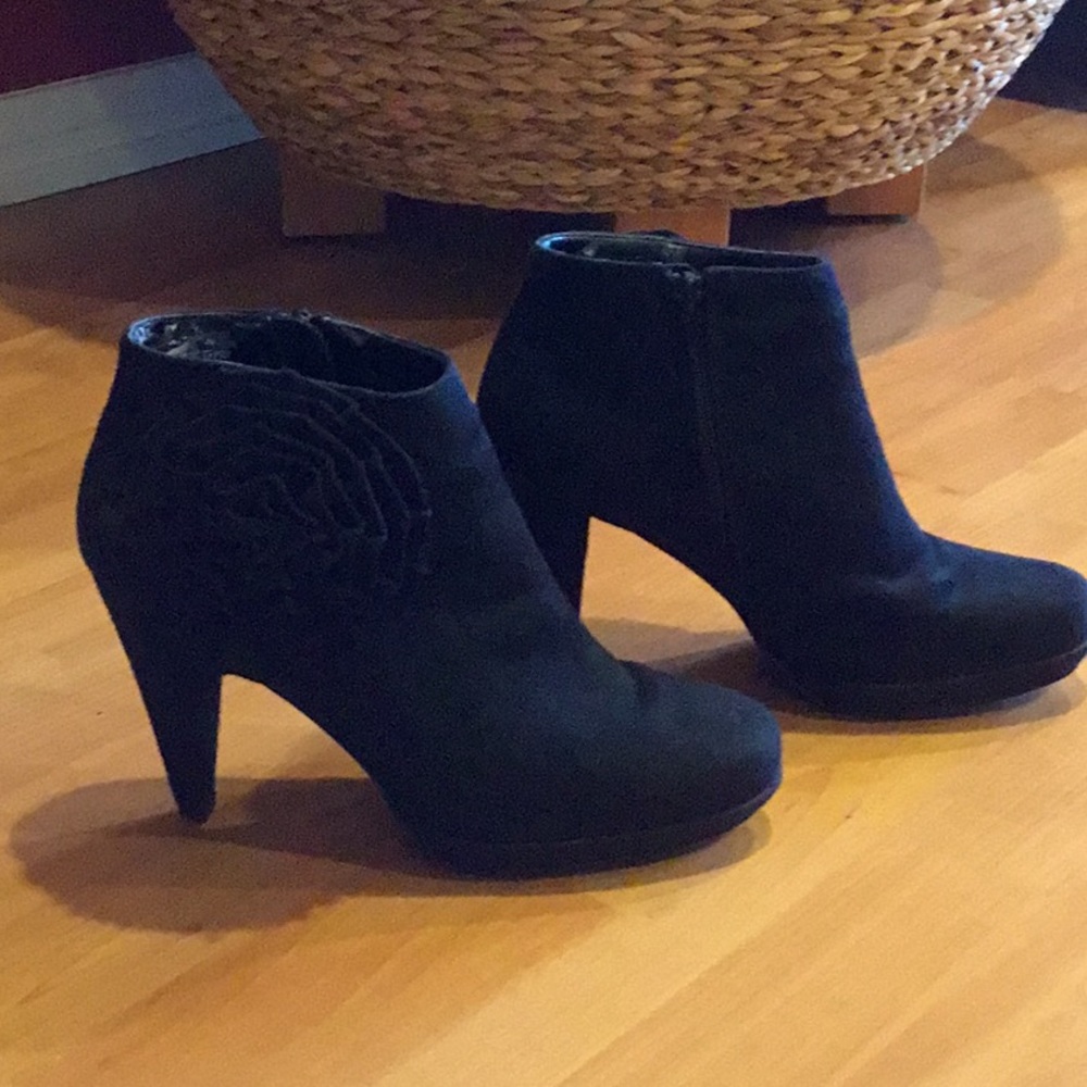Sbicca black suede platform booties
